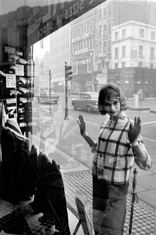Brian Duffy, Jean Shrimpton Edgware Road, London'